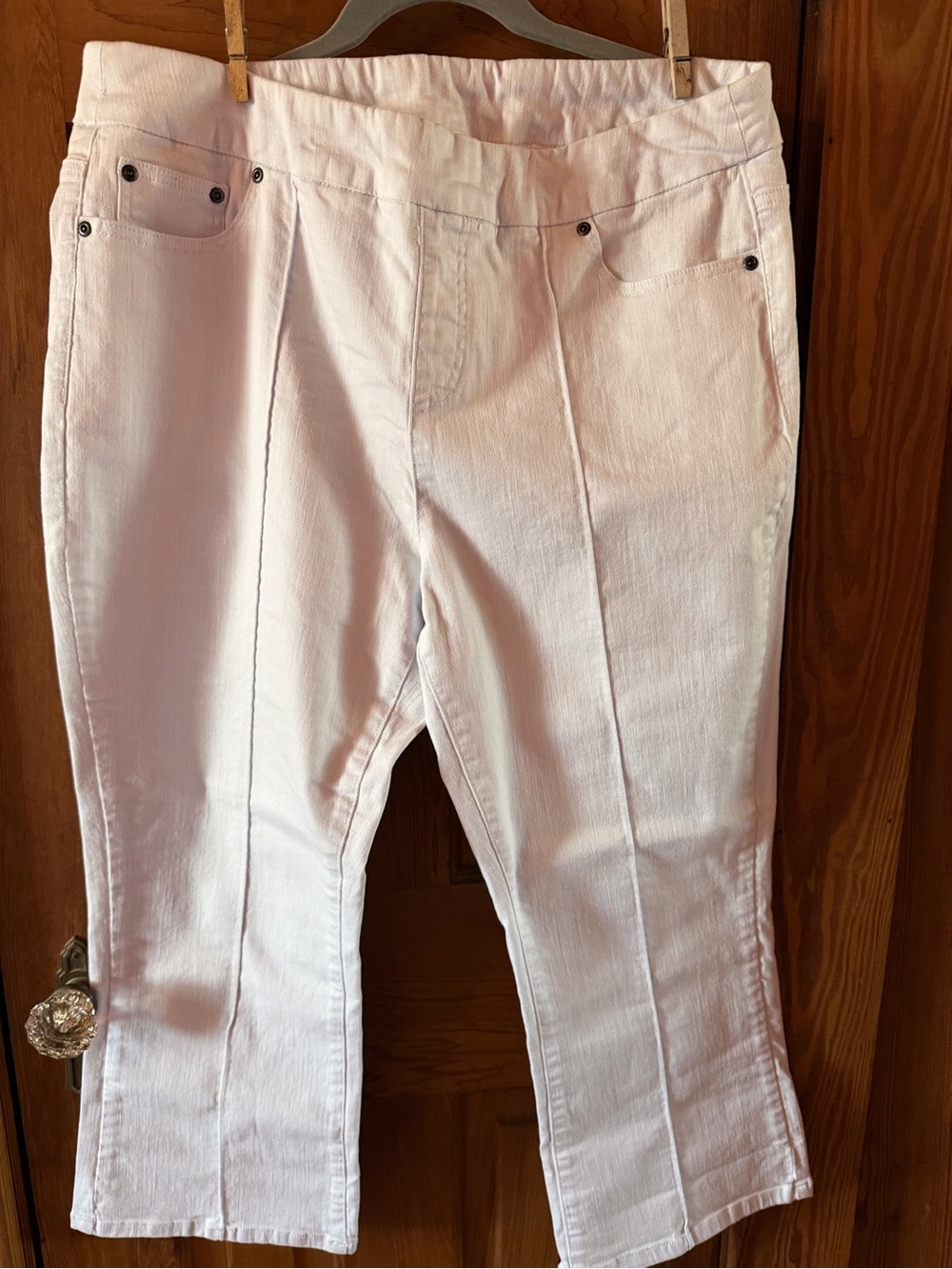 Cropped White Ankle Jeans with Front Seams